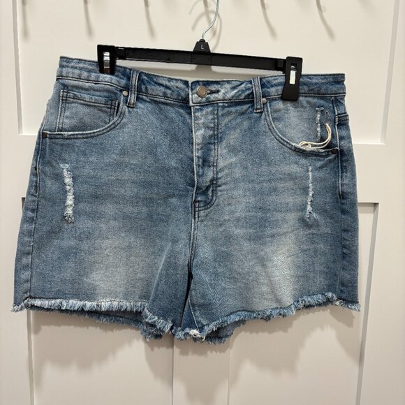 Grace & Lace Mid-Wash Girlfriend Relaxed Fit Shorts (14) - Picture 2 of 4